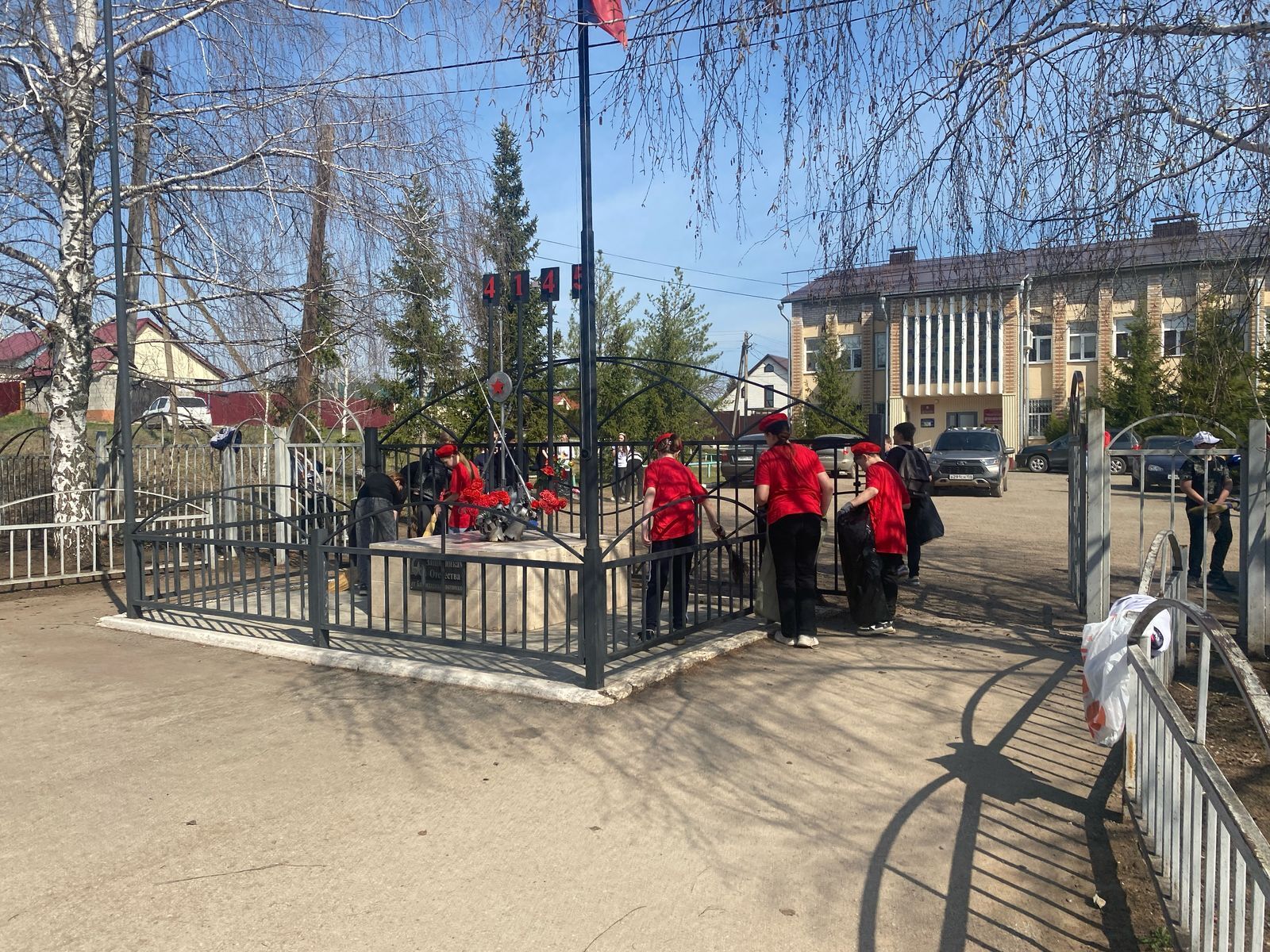 Уборка памятника.